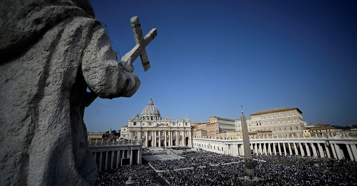 TOPSHOT-VATICAN-SALVADOR-PAUL-VI-SAINTS