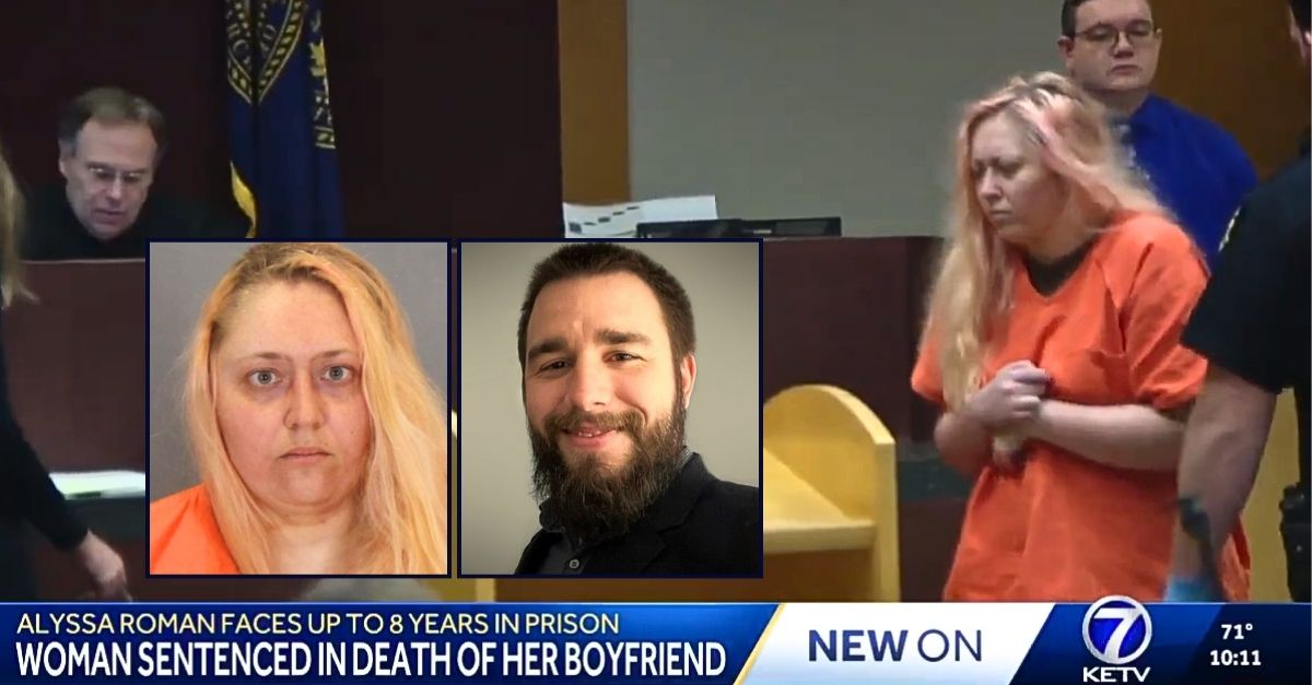 Left inset: Alyssa Roman (Omaha Police Department). Right inset: Alan Critser (Meredith - Clark Funeral Home). Background: Alyssa Roman in court for murdering her boyfriend, Alan Critser, at a home in Omaha, Neb., on Dec. 29, 2023 (KETV/YouTube).