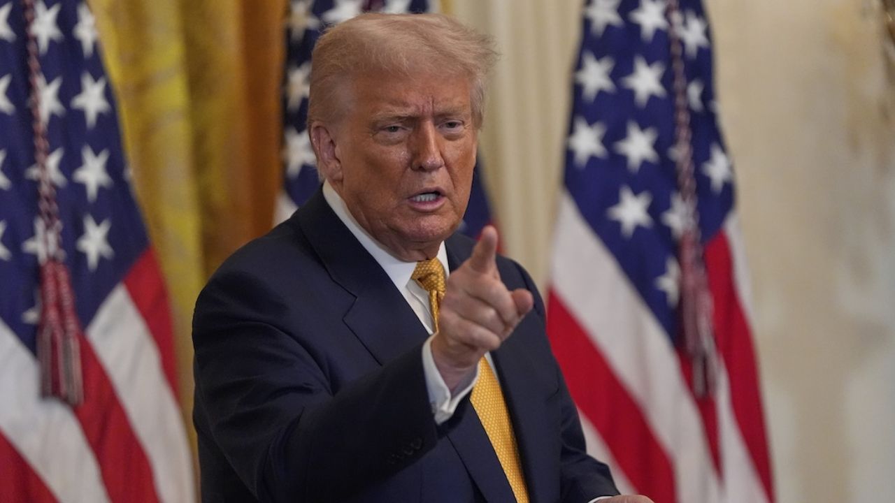 Donald Trump wags his finger.